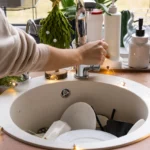 Come si fa a organizzare lo spazio sotto il lavello della cucina? La soluzione per il caos