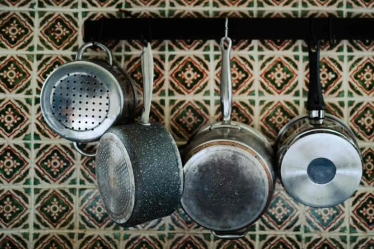 Il trucco per avere pentole brillanti