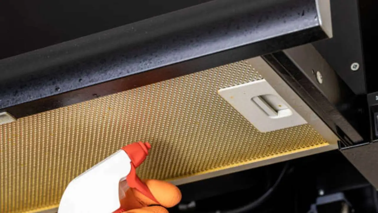 Come eliminare il grasso dalla cappa della cucina