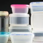 Come si fa a organizzare i contenitori di plastica in cucina? La soluzione per coperchi e barattoli