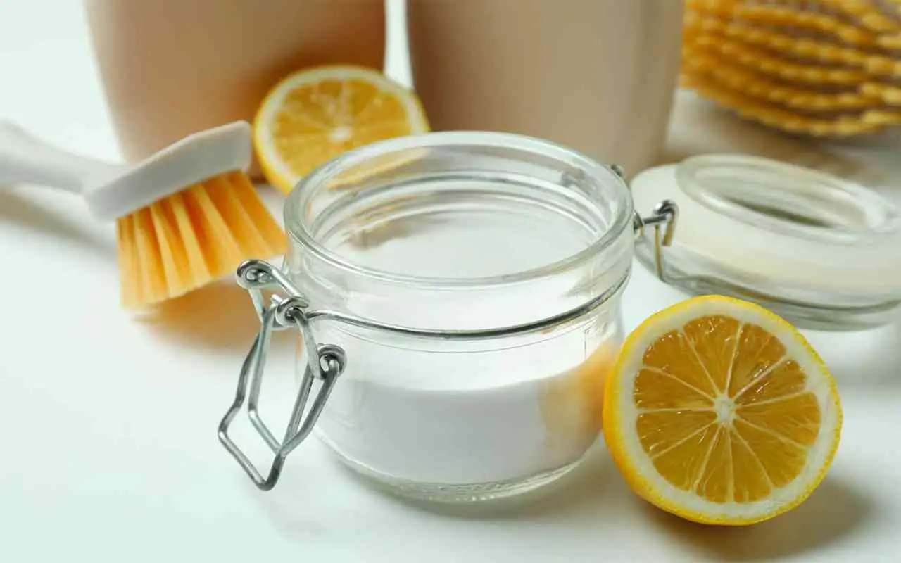 Come si fa a togliere le macchie di ruggine dai sanitari? La pasta di bicarbonato e limone