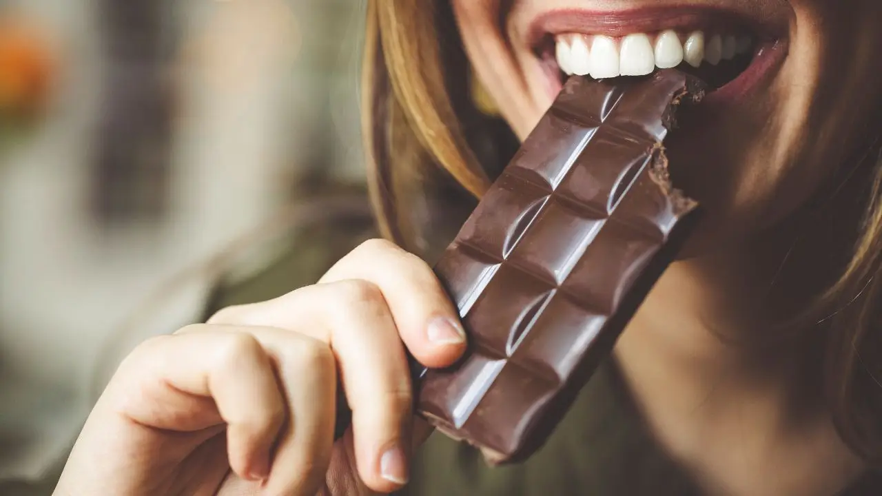 Quali sono i benefici del cioccolato fondente per il cuore? Quanto mangiarne per stare bene